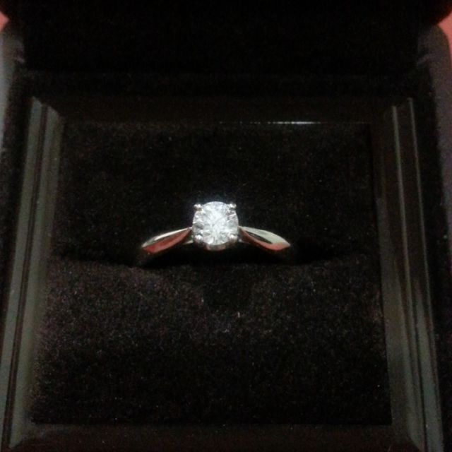 【アイプリモ(I-PRIMO)の口コミ】 ザ！婚約指輪！！という感じの見た目が決め手です。

一粒真ん中にダイヤ…