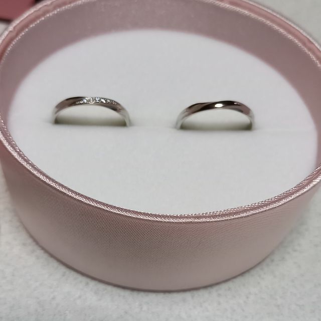 【insembre(インセンブレ)の口コミ】 シンプルなデザインで、ねじれた感じのデザインが良かった。
あと、シルバ…