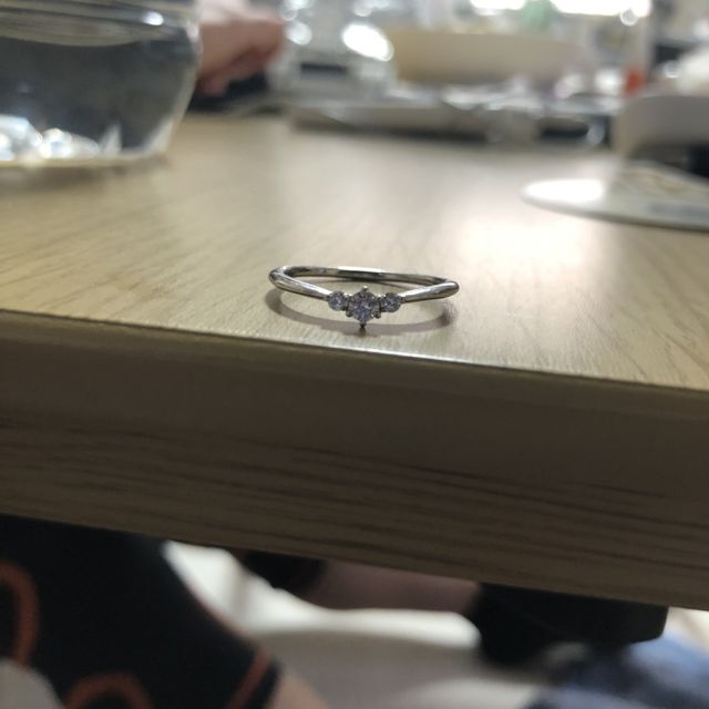 【Mariage ent(マリアージュエント)の口コミ】 この指輪はとてもシンプルなデザインとなっています。そして、ダイヤモン…
