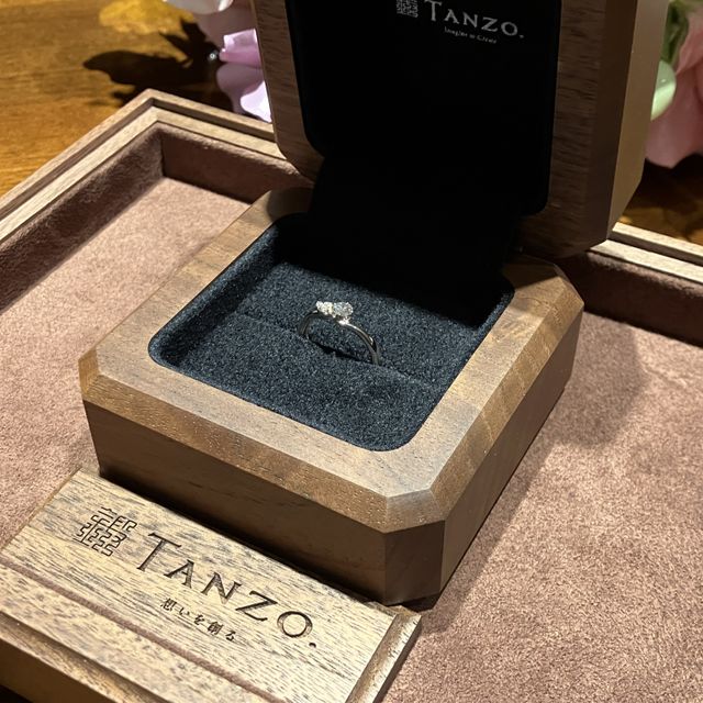 【TANZO.(鍛造指輪)の口コミ】 ３つの小さなダイヤモンドがメインのダイヤモンドを引き立てるようなデザ…