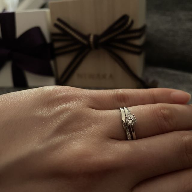 【俄(にわか)の口コミ】 さすがセットリングだから婚約指輪と結婚指輪がピッタリ重なって、せっか…