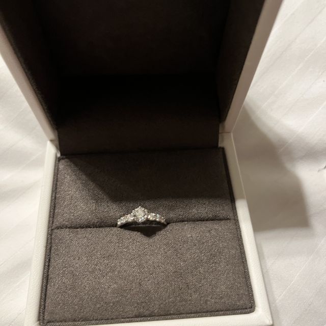 【Foulason(フレゾン)の口コミ】 メインのダイヤだけではなくメレダイヤも大きめです。左右3つずつメレがつ…