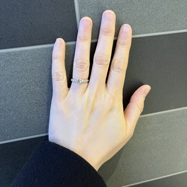 【Foulason(フレゾン)の口コミ】 メインのダイヤだけではなくメレダイヤも大きめです。左右3つずつメレがつ…