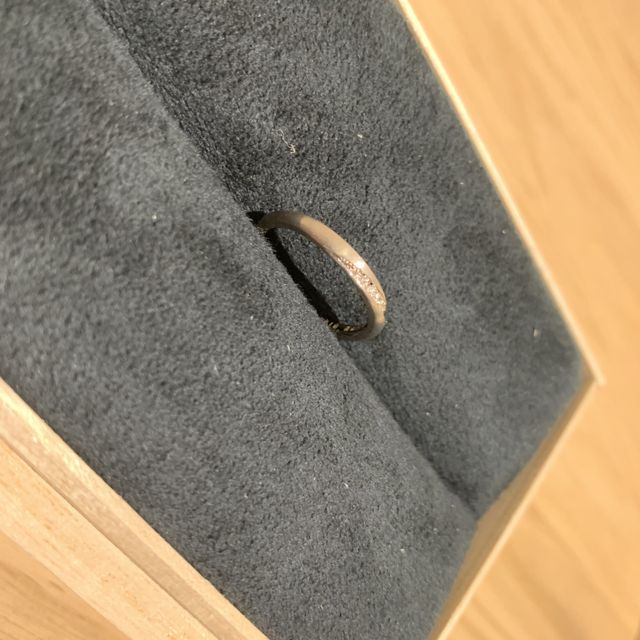 【出雲結(いずもゆい)の口コミ】 風結(かぜ)というデザインで、斜めに並んだダイヤがキラキラ輝くのが特徴…