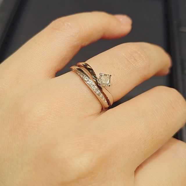 【ROYAL ASSCHER(ロイヤル・アッシャー)の口コミ】 四角いカットのV字の婚約指輪。
2024年の3月に発売したばかりのものらしい…
