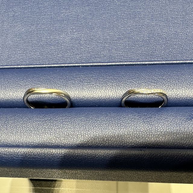 【銀座ダイヤモンドシライシの口コミ】 ゆるめのV字デザインで指を細く見せてくれます。さらにストレートの婚約指…