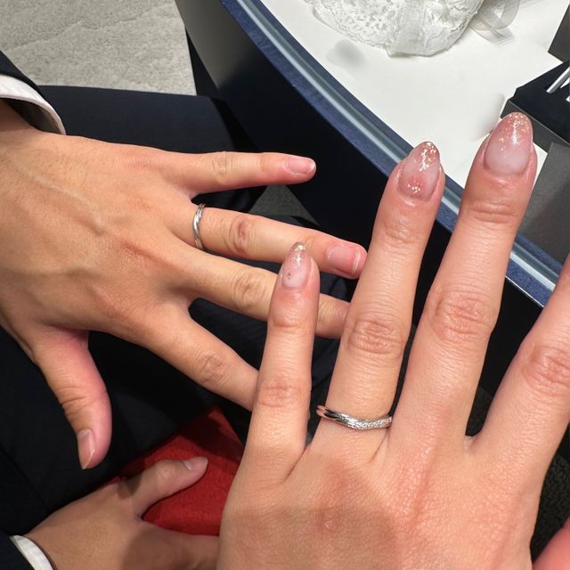 【銀座ダイヤモンドシライシの口コミ】 ゆるめのV字デザインで指を細く見せてくれます。さらにストレートの婚約指…