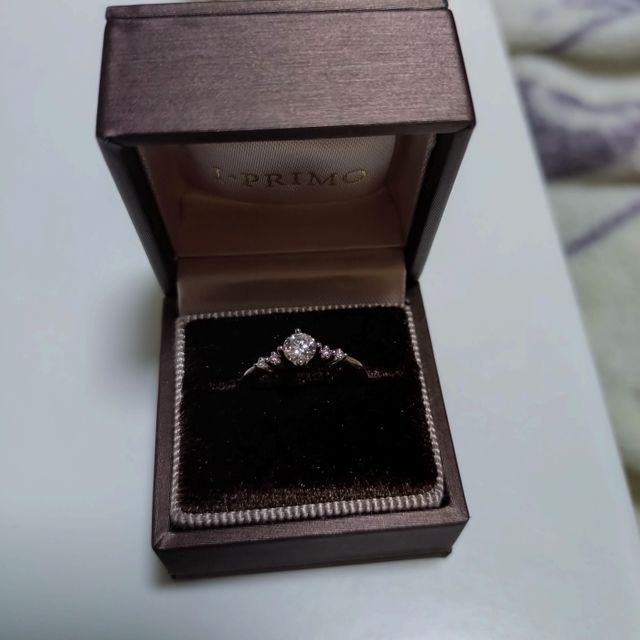 【アイプリモ(I-PRIMO)の口コミ】 ダイヤにピンクのものを入れてとてもキレイです。
センターのダイヤはとて…