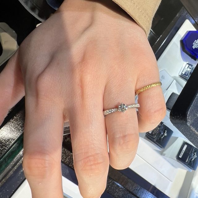 【ROYAL ASSCHER(ロイヤル・アッシャー)の口コミ】 ロイヤルアッシャーの白い輝きが好きで、婚約指輪探しをする時は絶対試着…