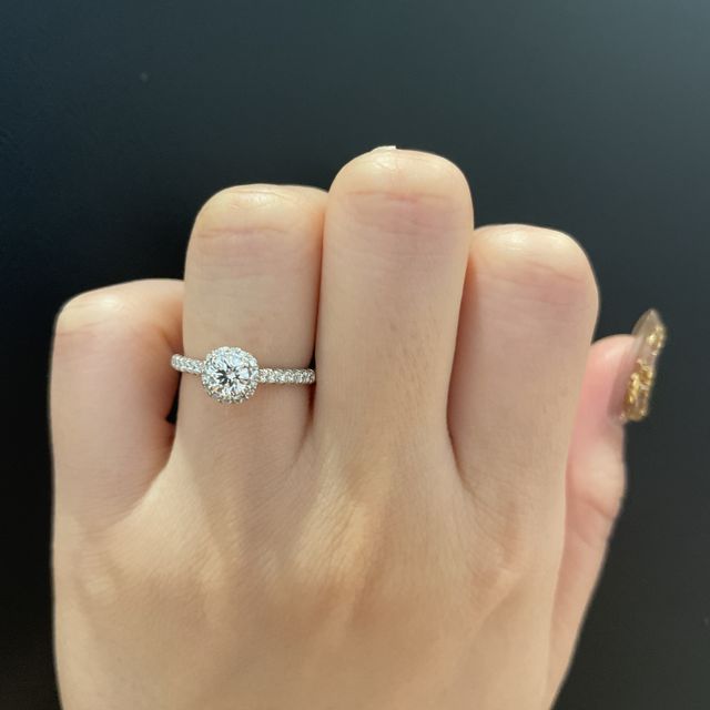 【銀座ダイヤモンドシライシの口コミ】 エンゲージリングはシンプルがおすすめであると思いますが、シンプルなが…