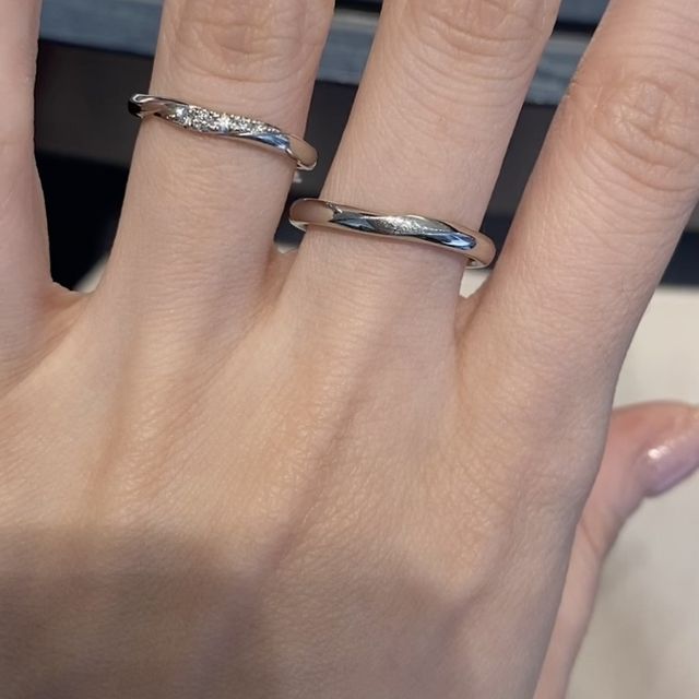 【銀座ダイヤモンドシライシの口コミ】 ストレートでメレダイヤのデザインを探していた時に、こちらの指輪を見つ…