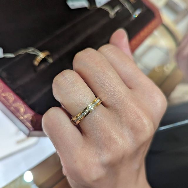 【カルティエ(Cartier)の口コミ】 フルエタニティーの両サイドがゴールドとピンクゴールドの組み合わせなの…