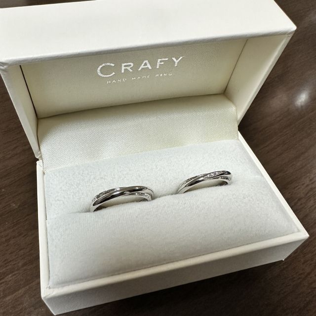 【CRAFY(クラフィ)の口コミ】 クロスの形で片方ハワイアン、片方シンプルというこだわりのデザインにし…