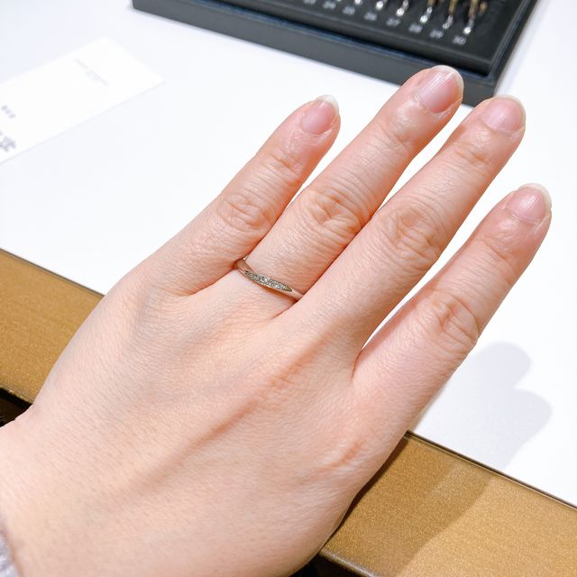 【ラザール ダイヤモンド(LAZARE DIAMOND)の口コミ】 ダイヤモンドが5石付いていますが、派手すぎず着け心地もとてもいいので、…