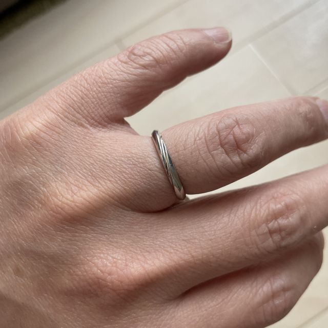 【アイプリモ(I-PRIMO)の口コミ】 斜めにダイヤが入り、上からだけでなく
どの方向から見てもダイヤが輝いて…