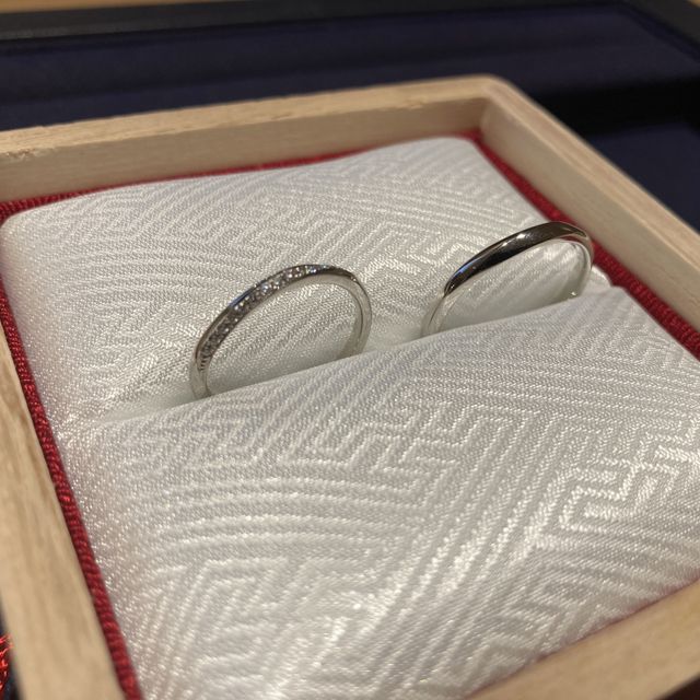 【TOMOE(トモエ)の口コミ】 男性側はシンプルなデザインと付けた時の着け心地が、他の指輪と比べて違…