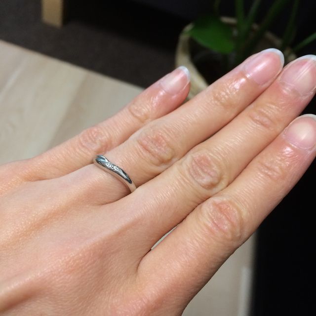 【ギンザタナカブライダル(GINZA TANAKA BRIDAL)の口コミ】 まず石付き、カーブのあるデザインが絶対条件でした。
色々試着した結果、…