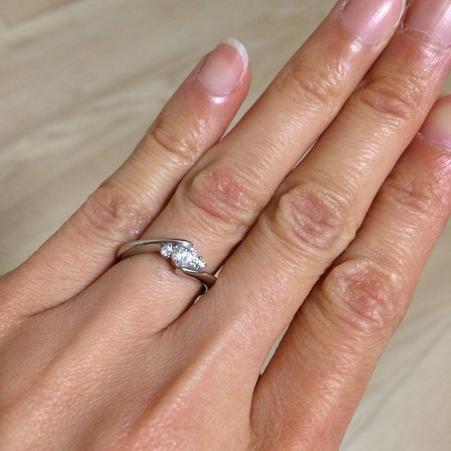 【ギンザタナカブライダル(GINZA TANAKA BRIDAL)の口コミ】 せっかくの婚約指輪なので石のランクの妥協はしたくなく、さらに中央の石…