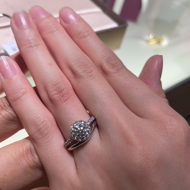 【ブルガリ(BVLGARI)の口コミ】 取り巻きデザインの婚約指輪と重ね付けできるデザインかつ、夫婦で同じデ…