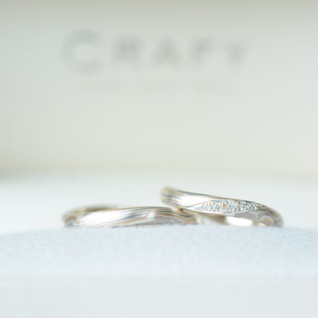 【CRAFY(クラフィ)の口コミ】 指輪のデザインは、ウェーブにして指馴染みがいいようにしました。また、…