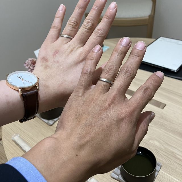 【出雲結(いずもゆい)の口コミ】 少し湾曲したデザインでピンクゴールド、プラチナ、ダイヤの3色で女性のも…