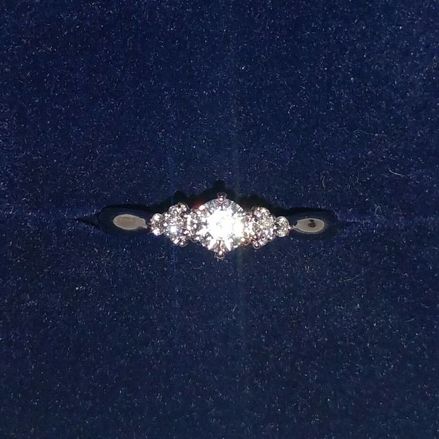 【銀座ダイヤモンドシライシの口コミ】 最初に好きな婚約指輪と結婚指輪の土台を選んで(セットでつけて綺麗に合わ…