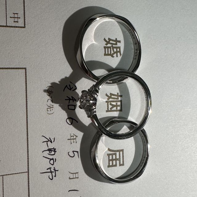 【ラザール ダイヤモンド(LAZARE DIAMOND)の口コミ】 シンプルですが他にはない個性的な形に惹かれました。ダイヤは真ん中に一…