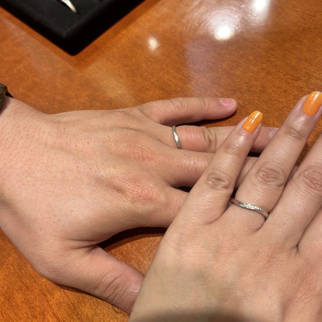 【TRECENTI(トレセンテ)の口コミ】 ウェーブの指輪を選定しました。互いの水かきの位置も考慮した結果、ウェ…