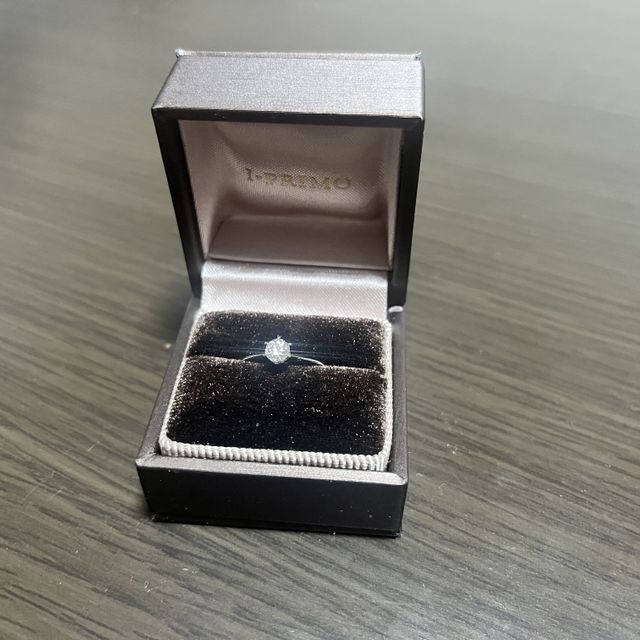 【アイプリモ(I-PRIMO)の口コミ】 ダイヤの光がすごいです。指につけたら、とても綺麗で、手も綺麗に見えま…