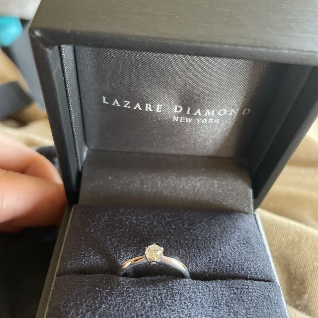 【ラザール ダイヤモンド(LAZARE DIAMOND)の口コミ】 指輪のデザインはシンプルなものを探していました。
シンプルな分ダイヤモ…