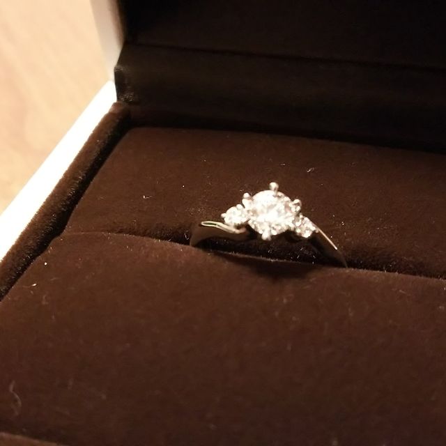 【アイプリモ(I-PRIMO)の口コミ】 ダイヤが1つだけではないところです。中央の大きなダイヤ以外に、両脇に2…