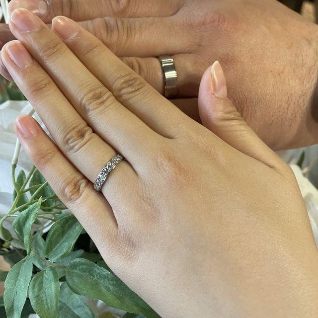 【TANZO.(鍛造指輪)の口コミ】 コンビ加工&ヘアライン加工の場合
→光が反射した時の輝き良いで…