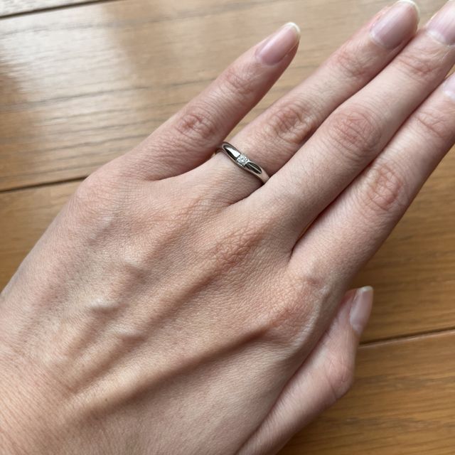 【アイプリモ(I-PRIMO)の口コミ】 程よいVラインと幅が指を長くみせてくれるところと珍しい四角いダイヤのデ…