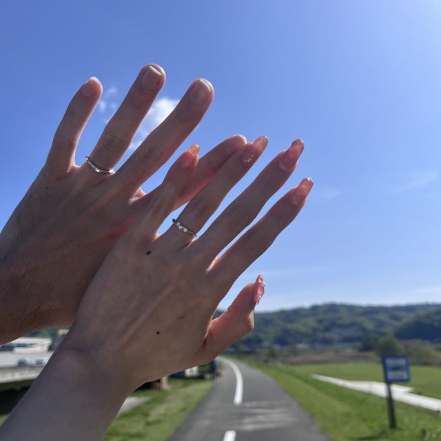 【銀座ダイヤモンドシライシの口コミ】 ダイヤが三つついているのがかわいいです。
最初は立て爪は考えていなかっ…