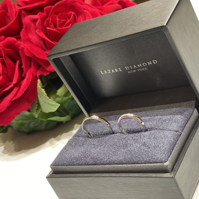 【ラザール ダイヤモンド(LAZARE DIAMOND)の口コミ】 ダイアモンドが表面に斜めに綺麗に入っており、後ろはシンプルな指輪なの…