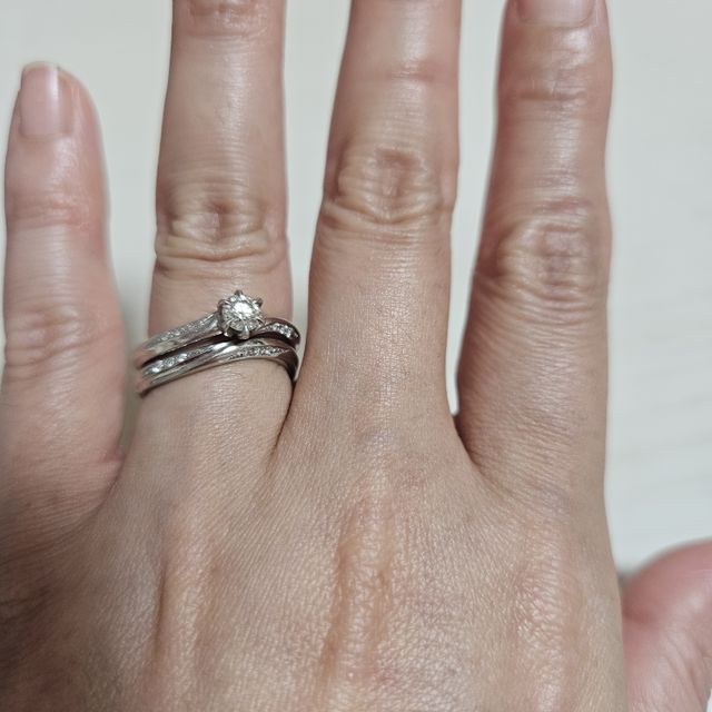 【銀座ダイヤモンドシライシの口コミ】 婚約指輪と結婚指輪重ね付けしたときに綺麗に見えるところが良かったです…