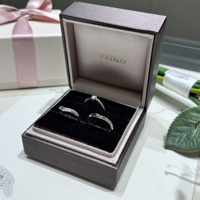 【アイプリモ(I-PRIMO)の口コミ】 婚約指輪との重ね付けをした時に、綺麗に見えるデザインなのと、少しでも…
