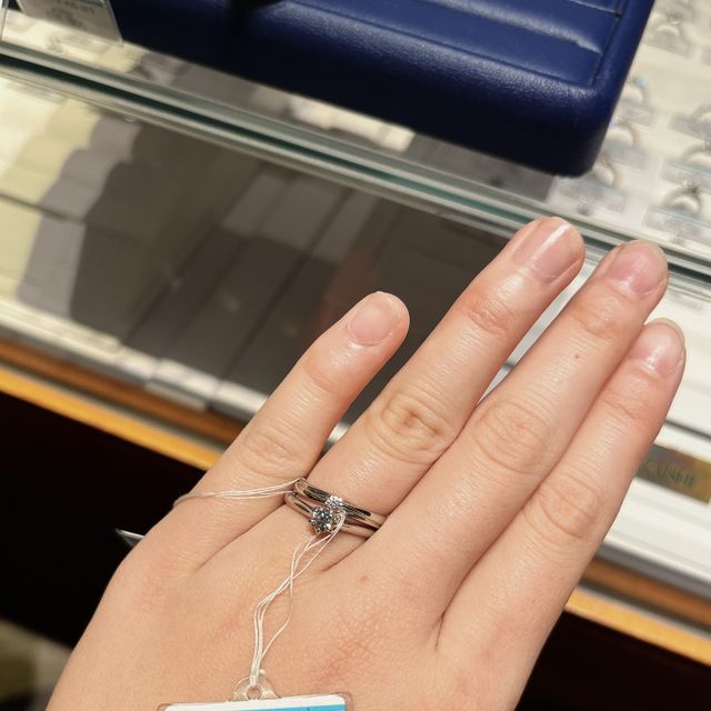【銀座ダイヤモンドシライシの口コミ】 シンプルだけどワンポイントが欲しいと思い試着しました。ストレートな指…