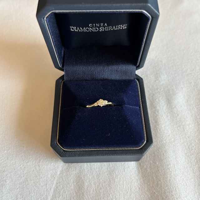 【銀座ダイヤモンドシライシの口コミ】 シンプルでウェーブも入っておりつけ心地がいい指輪で、とてもいいです。
…