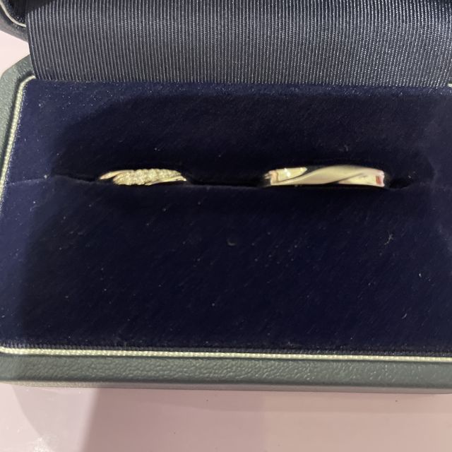 【銀座ダイヤモンドシライシの口コミ】 ダイヤモンドの輝きがよくわかるデザインだったので選びました。
対になっ…