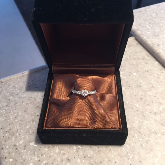 【FOREVERMARK(フォーエバーマーク)の口コミ】 ダイヤと指輪自体のデザインを別々に選ぶことができた点が魅力でした。価…