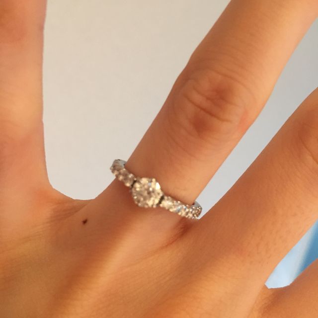 【FOREVERMARK(フォーエバーマーク)の口コミ】 ダイヤと指輪自体のデザインを別々に選ぶことができた点が魅力でした。価…