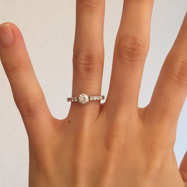 【FOREVERMARK(フォーエバーマーク)の口コミ】 ダイヤと指輪自体のデザインを別々に選ぶことができた点が魅力でした。価…