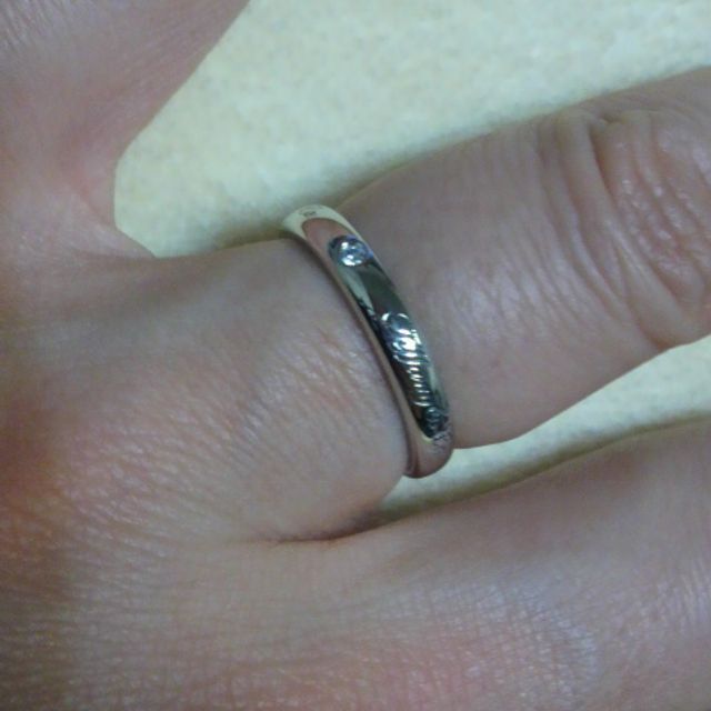 【ティファニー(Tiffany & Co.)の口コミ】 ２粒以上のダイヤ入りというのと、なにか模様がほしかったのですが、なか…