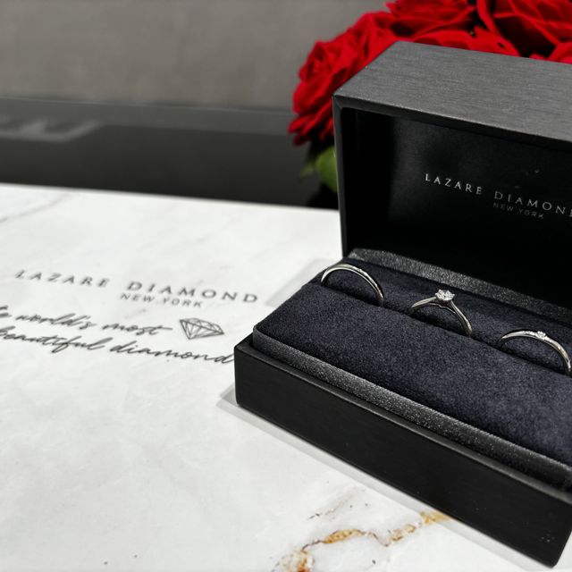 【ラザール ダイヤモンド(LAZARE DIAMOND)の口コミ】 婚約指輪は彼がサプライズでレヴァランス選んでくれました。リングが中心…