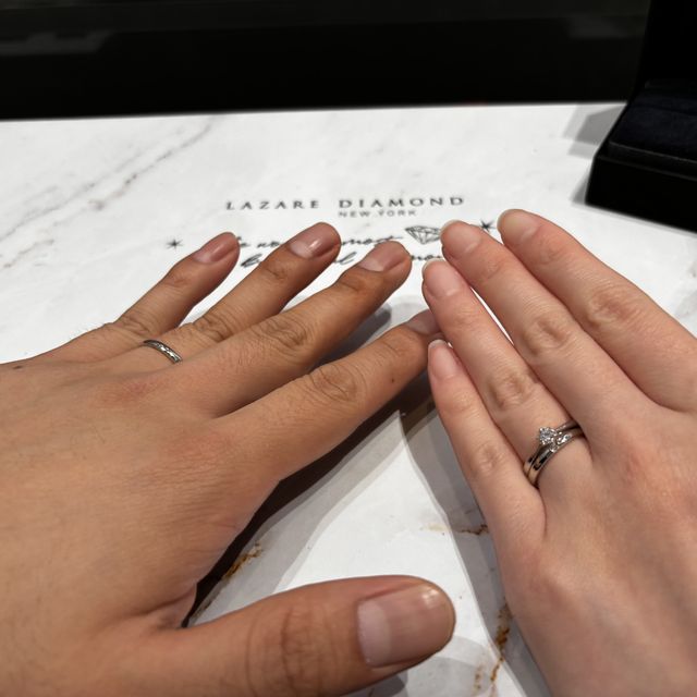 【ラザール ダイヤモンド(LAZARE DIAMOND)の口コミ】 婚約指輪は彼がサプライズでレヴァランス選んでくれました。リングが中心…