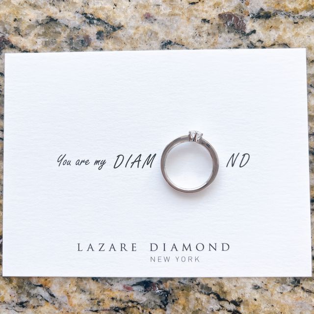 【ラザール ダイヤモンド(LAZARE DIAMOND)の口コミ】 アームにもメレダイヤが付いていてキラキラ可愛らしいデザインです。
派手…