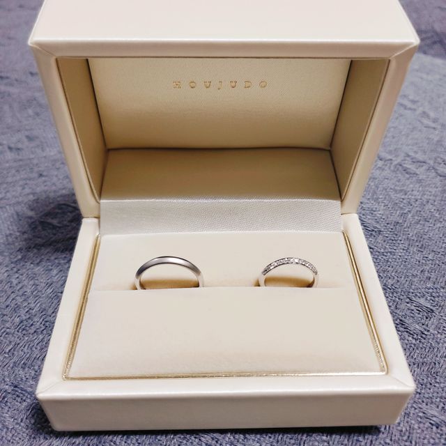 【宝寿堂(ほうじゅどう)の口コミ】 婚約指輪と重ね付けができるのを探していました。
細すぎず冠婚葬祭でも着…