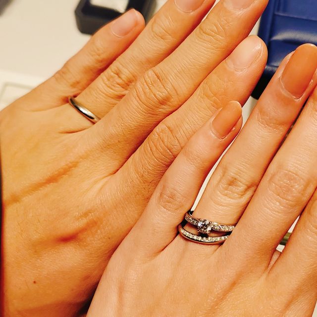 【銀座ダイヤモンドシライシの口コミ】 ダイヤモンドが上部側面に付いているので、着用の向きによってシンプルに…