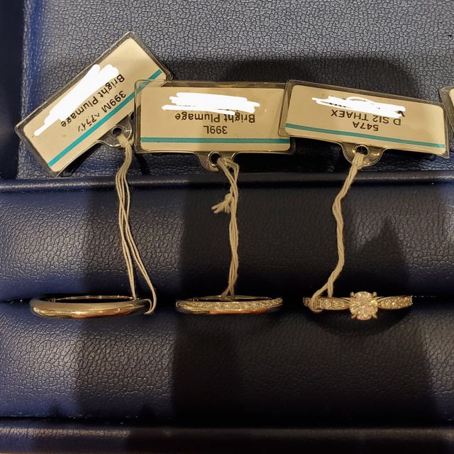 【銀座ダイヤモンドシライシの口コミ】 ダイヤモンドが上部側面に付いているので、着用の向きによってシンプルに…